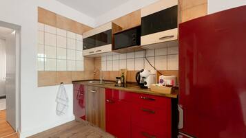 Fridge, microwave, stovetop, dishwasher