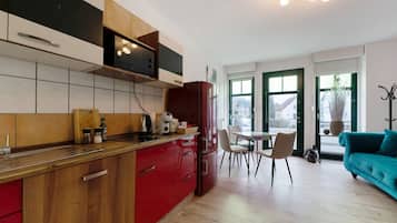 Refrigerador, microondas, placa de cocina, lavavajillas