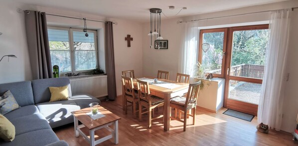 Televisio, pöytätennispöytä, stereot