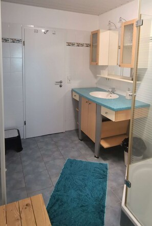 Suihku, hiustenkuivaaja, pyyhkeet