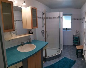 Shower, hair dryer, towels - Holiday Apartment 'Knechtskammer' with 30m² Balcony, Shared Garden and Wi-Fi (Wilhelmsdorf)
