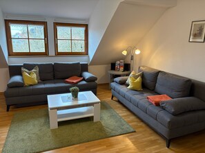 TV, tavolo da ping pong, impianto stereo