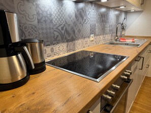 Kjøleskap, ovn, kokeplater og oppvaskmaskin