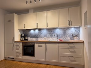 Fridge, oven, stovetop, dishwasher
