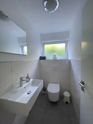 Douche, séchoir à cheveux, serviettes fournies