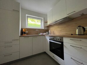 Frigorifero, forno, piano cottura, lavastoviglie