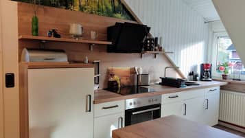 Een koelkast, een magnetron, een oven, een kookplaat