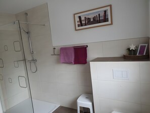 Dusche, Haartrockner, HandtĂŒcher