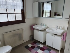 Dusche, Haartrockner, HandtĂŒcher