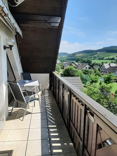 Ferienwohnung 'Am Patenberg' mit Bergblick, Balkon und Wi-Fi