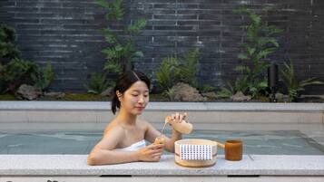 Bañera de hidromasaje al aire libre