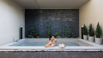 KOUM Signature Suite B | Desk, laptop workspace, soundproofing, free WiFi