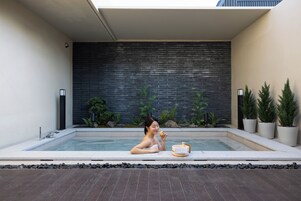 KOUM Signature Suite B | Desk, laptop workspace, soundproofing, free WiFi