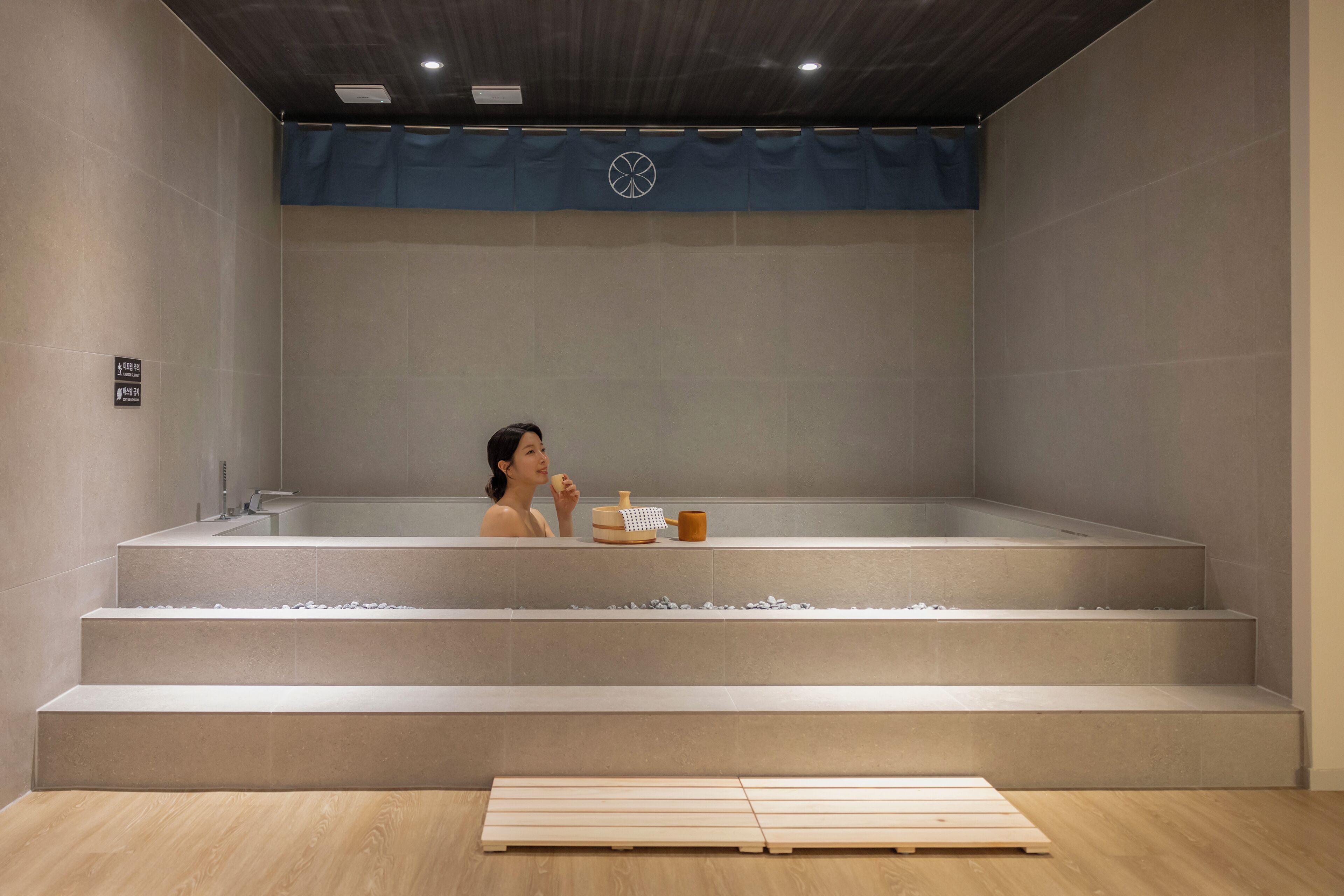 KOUM Family Spa | Desk, laptop workspace, soundproofing, free WiFi