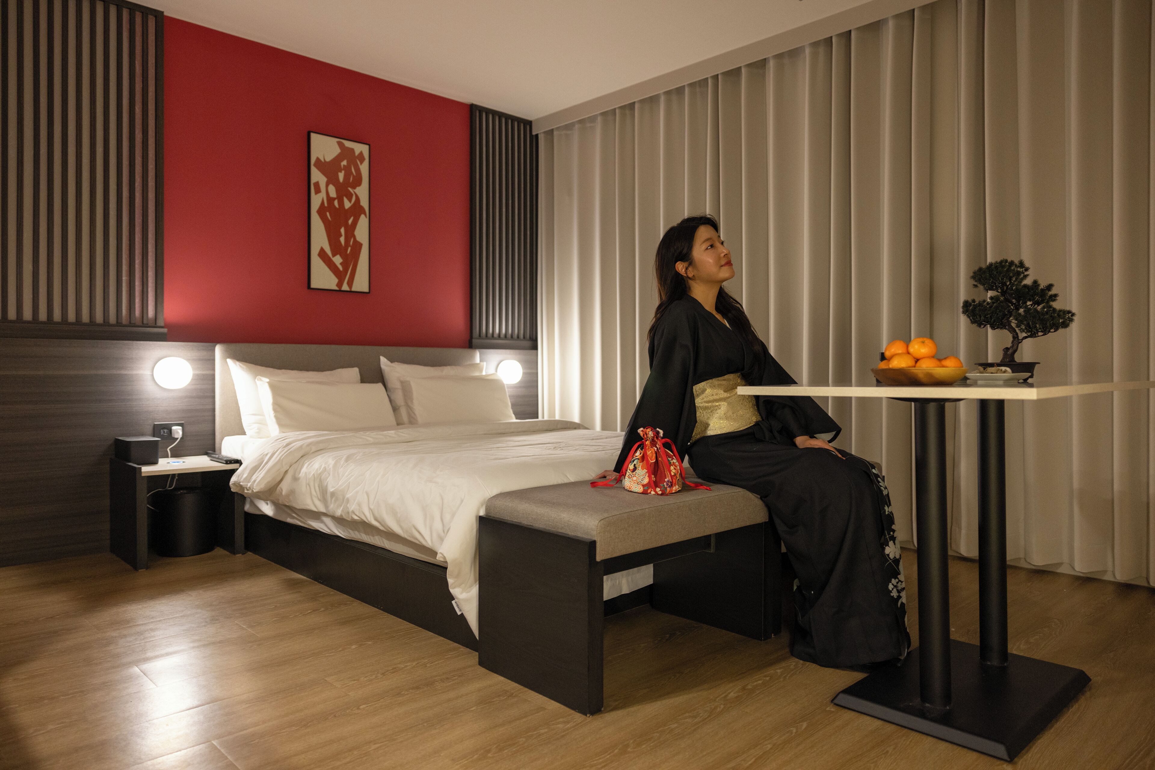 KOUM Deluxe | Desk, laptop workspace, soundproofing, free WiFi