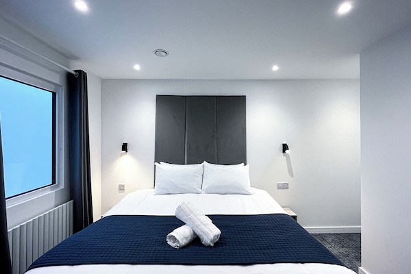 Exclusive Room, 1 King Bed, Non Smoking, Air conditioning | Individually furnished, soundproofing, free WiFi, bed sheets