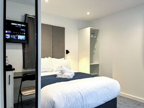 Individually furnished, soundproofing, free WiFi, bed sheets