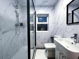 Family Suite, Multiple Beds, Non Smoking, Air conditioning | Bathroom | Shower, rainfall showerhead, hair dryer, towels