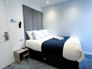 Shower, rainfall showerhead, hair dryer, towels - Park Inn Palace (Dover)