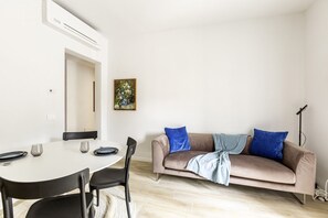 TV - Charming apartment of about 50 sqm, perfect for 4 people, located on the ground floor of a renovated building (some steps to access).The property is located in a quiet area but complete with all services and well connected to the center. The Cascine Park (Firenze)