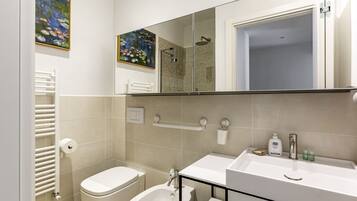 Dusche, Haartrockner, Bidet, Handtücher