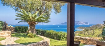 Sardinian dream: sea view, pool & parking!