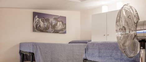 3 bedrooms, iron/ironing board, WiFi, bed sheets