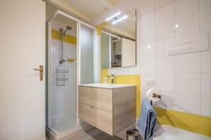 Shower, hair dryer, bidet, towels