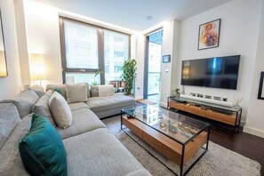 Smart-TV, bøker og stereoanlegg