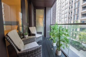 Property grounds - Serene, Spacious 2BR 2Bath Manhattan Style Flat | Gym | Balcony | 2 mins to Tube (London)