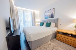 2 bedrooms, desk, iron/ironing board, free WiFi - Serene, Spacious 2BR 2Bath Manhattan Style Flat | Gym | Balcony | 2 mins to Tube (London)