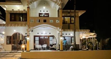 Beautiful 4-bedroom villa in Jawa Timur with stunning views ,comfy n homey villa