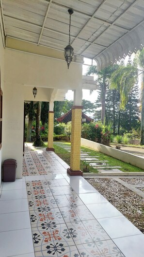 Property grounds - Beautiful 4-bedroom villa in Jawa Timur with stunning views ,comfy n homey villa (Jawa Timur)
