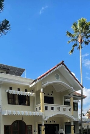 Exterior - Beautiful 4-bedroom villa in Jawa Timur with stunning views ,comfy n homey villa (Jawa Timur)