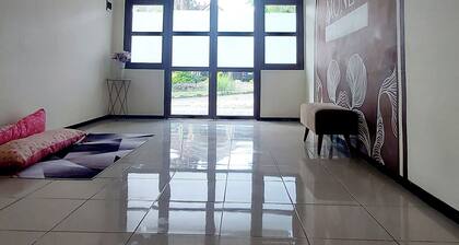 Beautiful 4-bedroom villa in Jawa Timur with stunning views ,comfy n homey villa