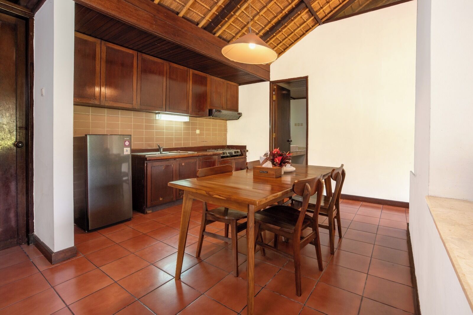 Frigobar, placa de cocina, lavavajillas, tetera/pava eléctrica