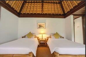 Desk, laptop workspace - The Buyan Villas Resort (Bedugul)