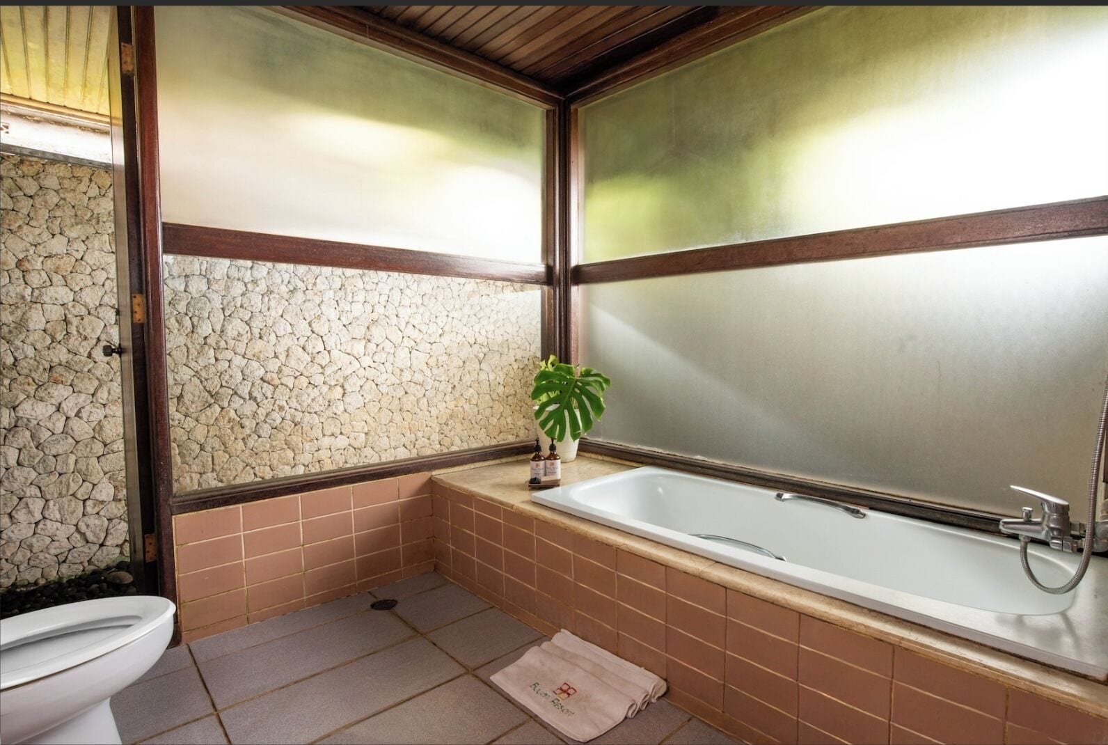 Free toiletries, bathrobes, slippers, bidet