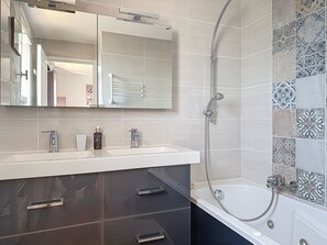 Shower, hair dryer, towels, soap - Near Antibes and sea, Private condominium Villa 3 bedrooms, swimming pool (Villeneuve-Loubet)