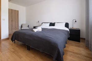 4 dormitoris, planxa i posts de planxar, un bressol de viatge i wifi 