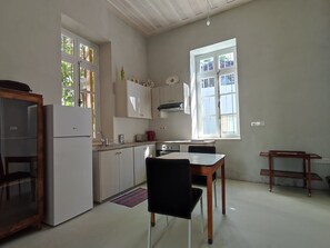 Cortinas blackout, tabla de planchar con plancha y wifi gratis 