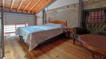 Dúplex estándar, patio | 1 dormitorio, cortinas opacas, tabla de planchar con plancha