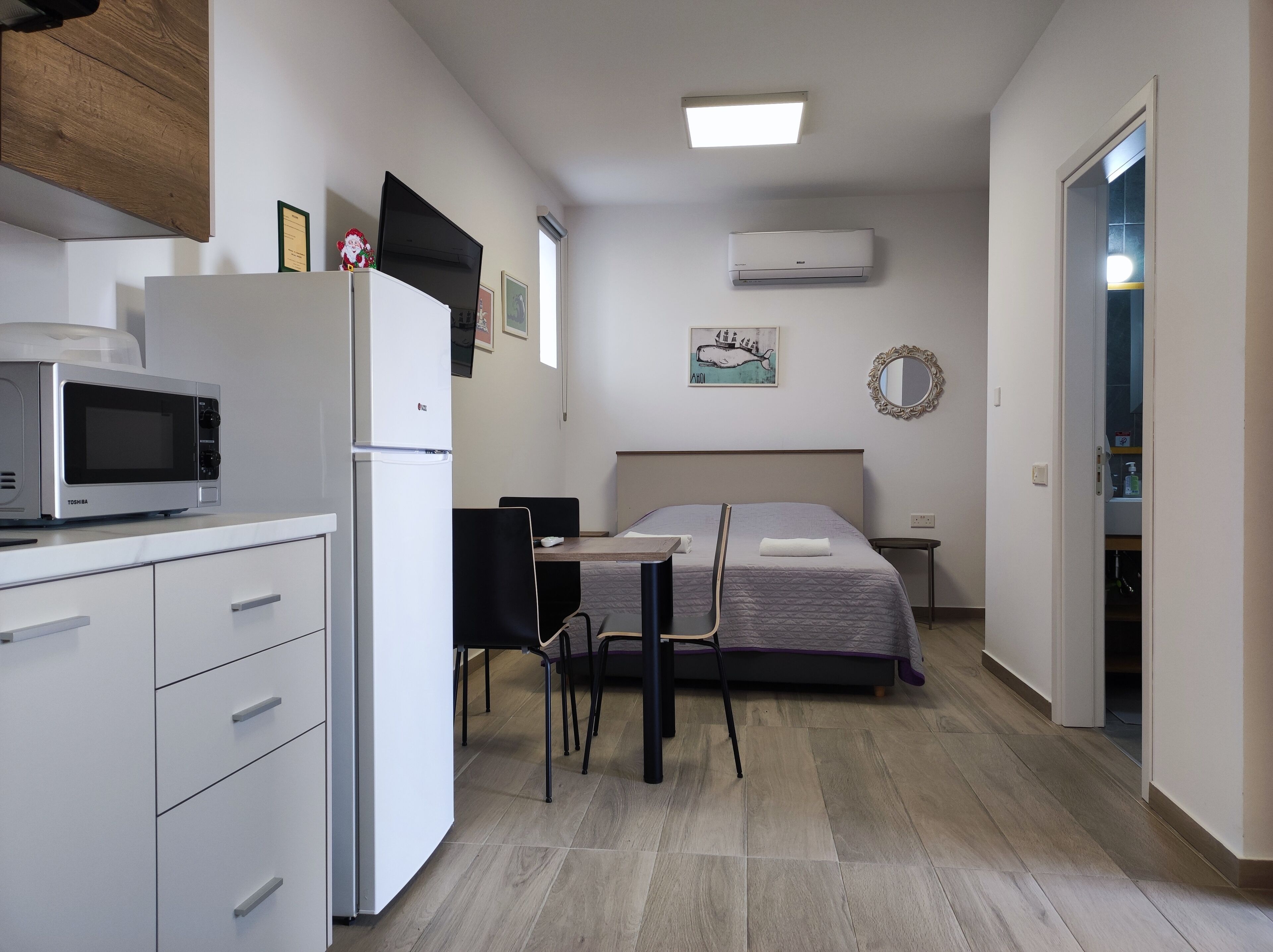 Studio phong cách cổ điển | Màn/rèm cản sáng, bàn ủi/dụng cụ ủi quần áo 