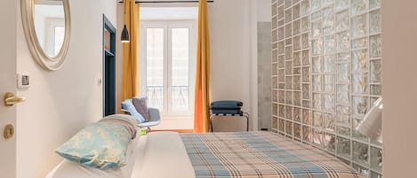 Minibar, bureau, rideaux occultants, fer et planche à repasser