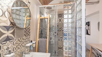 Basic-Zimmer | Badezimmer | Dusche, Haartrockner, Handtücher, Seife