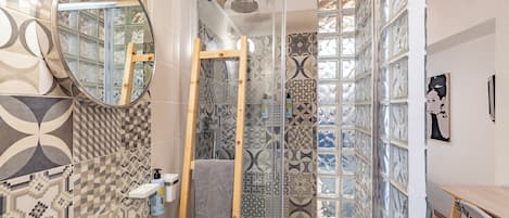 Basic Room | Bathroom | Shower, hair dryer, slippers, towels