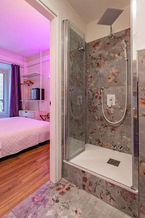 Deluxe Room | Bathroom