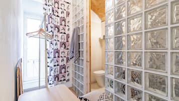 Camera Basic | Minibar, una scrivania, tende oscuranti, ferro/asse da stiro