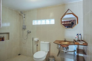 Phòng Tiêu chuẩn | Phòng tắm | Máy sấy tóc, khăn tắm, xà phòng, dầu gội