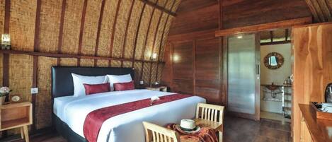 Ein gemütliches Schlafzimmer mit einem großen Bett, Holzmöbeln und einer rustikalen Decke.